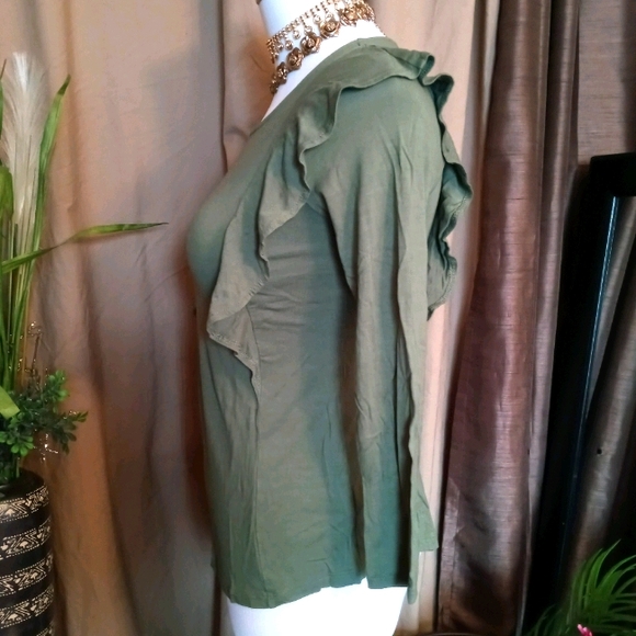 Cute ruffle 3/4 sleeve top - Picture 2 of 4